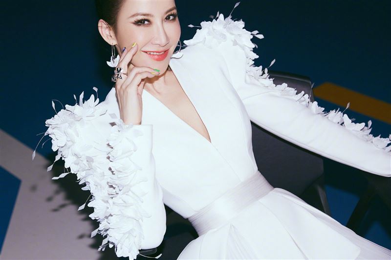 李玟再爆受辱內幕！吃一口香蕉遭痛斥、跌倒梁靜茹去扶也被罵