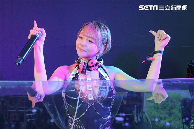 福利滿滿!AV女優「趴姿獻吻送粉絲」台下男粉暴動了