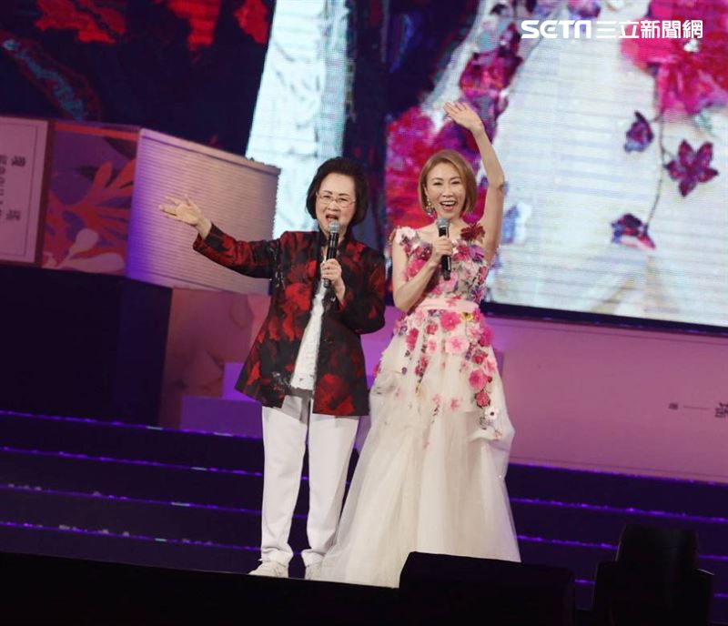 李翊君唱到一半大哭！感謝她是一輩子貴人　驚喜現身虧不要把我弄哭