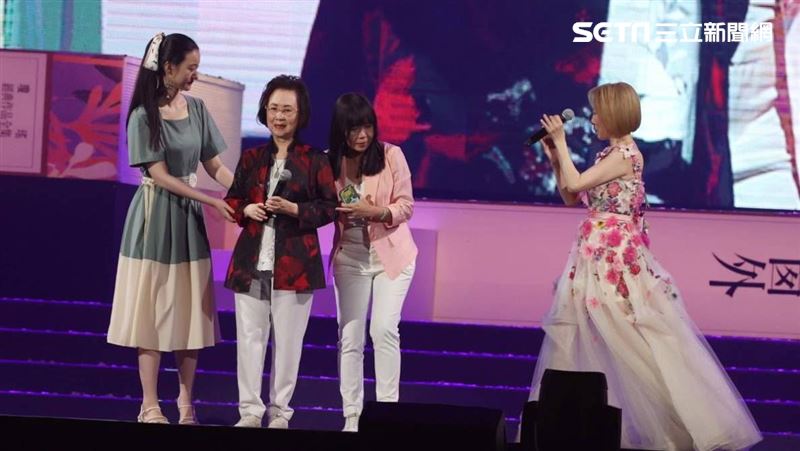 85歲瓊瑤驚喜合體孫女！高挑甜美模樣超吸睛　為攙扶罕見露面