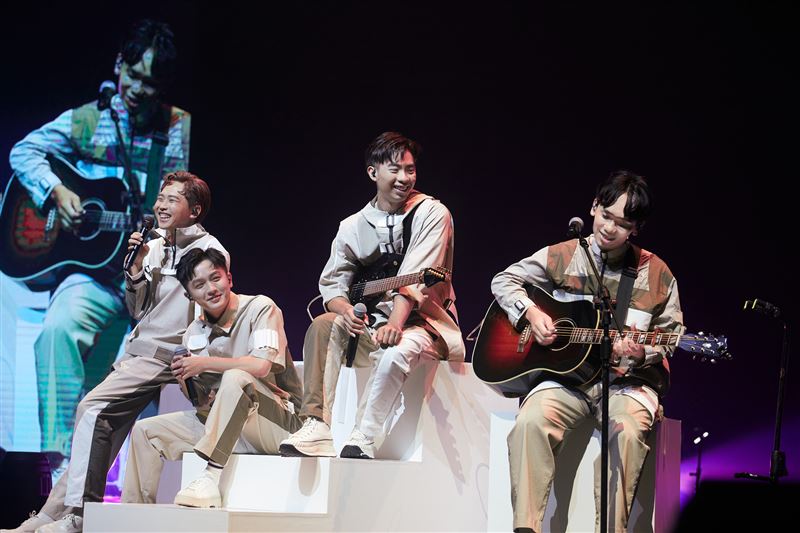 理想混蛋圓夢北流開唱！金曲超大咖突然現身　全場嗨翻狂尖叫