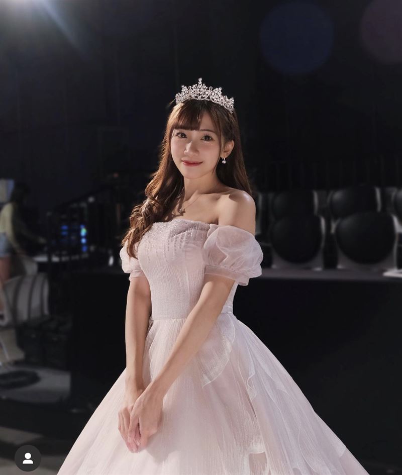 根本公主！超萌「偶像女神」曬絕美白紗照　震撼宣布畢業了