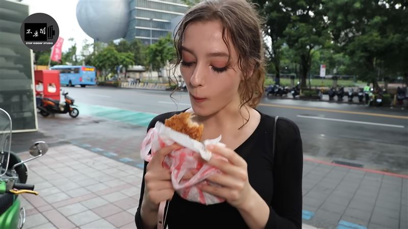 台人「3理由」勸別逛士林夜市！烏克蘭正妹喊被騙了：很像迪士尼！