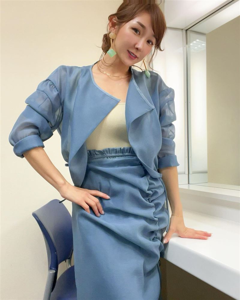 爭議女星又沾惹黑道！韓國度假辣曬比基尼　爆「斷指大哥」付錢她親回了