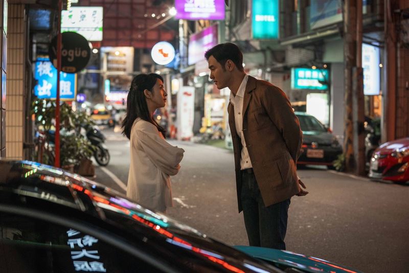 周渝民變這樣！長髮蓄鬍近照曝光 深情擁抱大咖女神全被拍