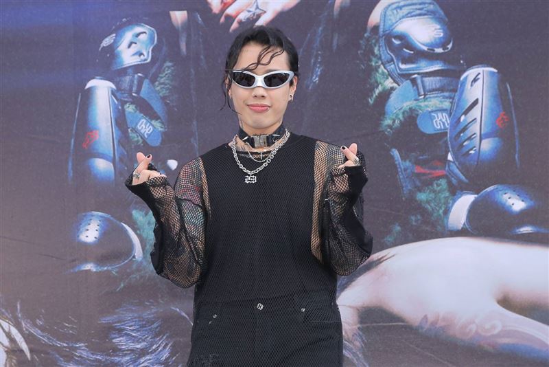 兒子提前報到！Marz23升格當爸首露面　戴手術帽奔簽唱會現場