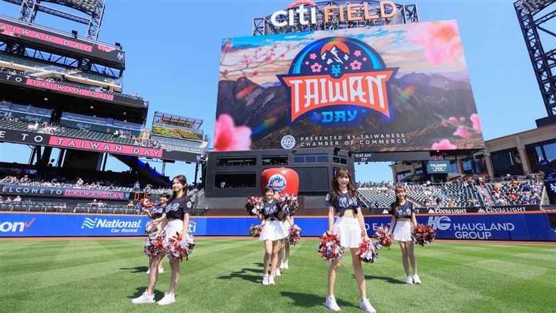 樂天女孩登大都會台灣日　聯手球評曾文誠開球！花旗球場彷彿變全猿主場