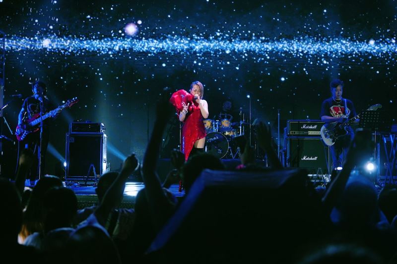 戴愛玲扛漏電危險！暴雨中開唱　歌迷見「這幕」全哭了