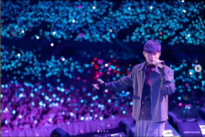 周杰倫〈千里之外〉唱到一半!「他」無預警現身了 神級組合掀暴動