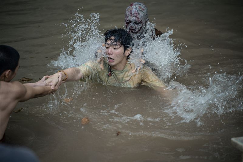 《鬼偶》狂刪爭議畫面！僧侶打架抱美眉剪光光　網痛批：保守過頭