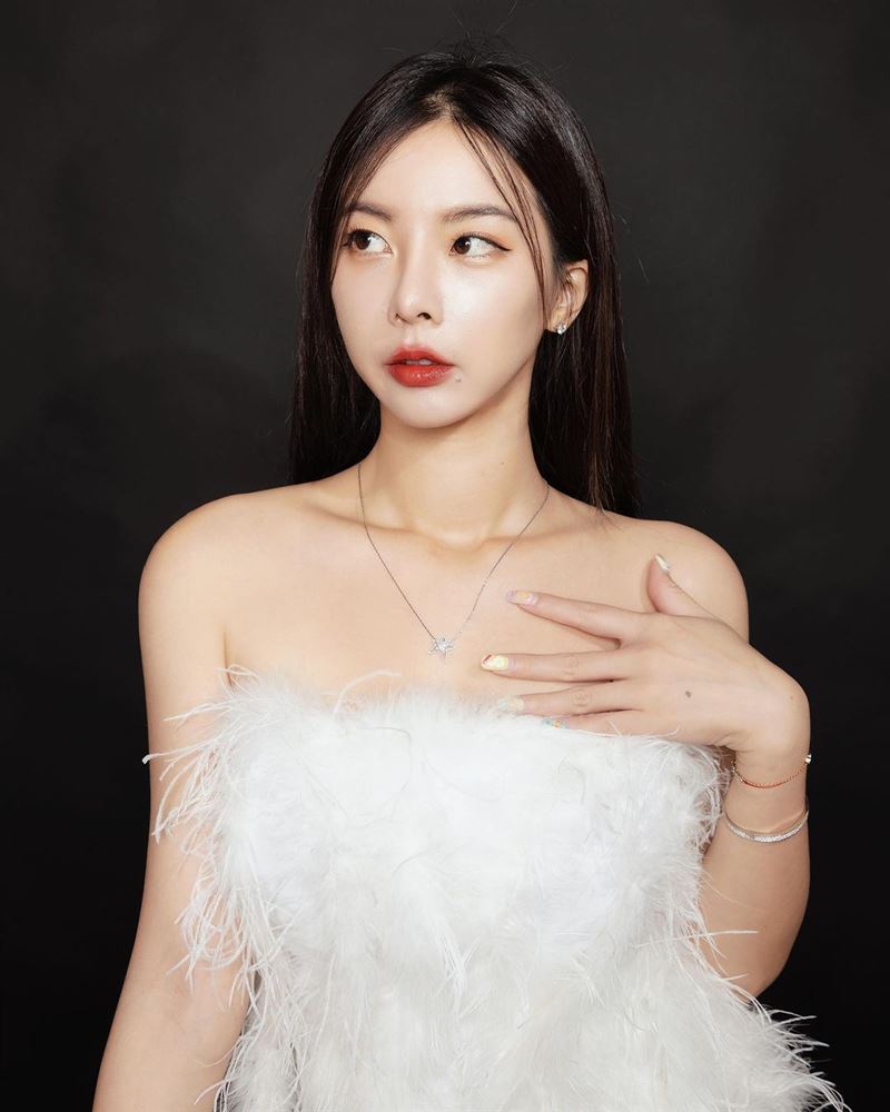 奎丁穿鏤空內衣耍帥迸出巨球！自嘲「衝出封鎖線」網嗨：我不行了