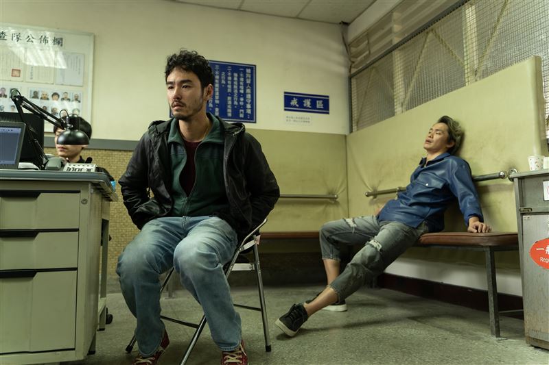 黃鐙輝嘴賤被痛毆！阮經天不爽往死裡打「衣服撕爛」腫成豬頭慘樣曝光