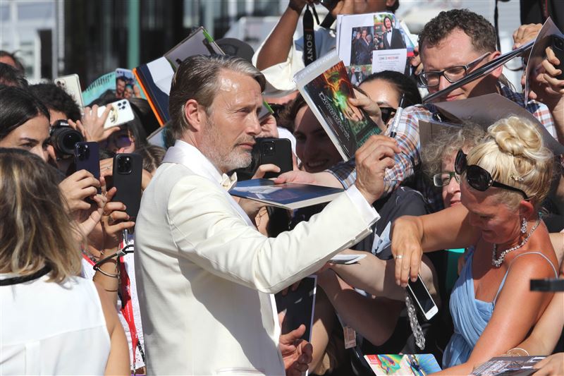 威尼斯影展／最帥人魔合體26歲兒「薑是老的辣」老爸吸大批妹子搶貼臉