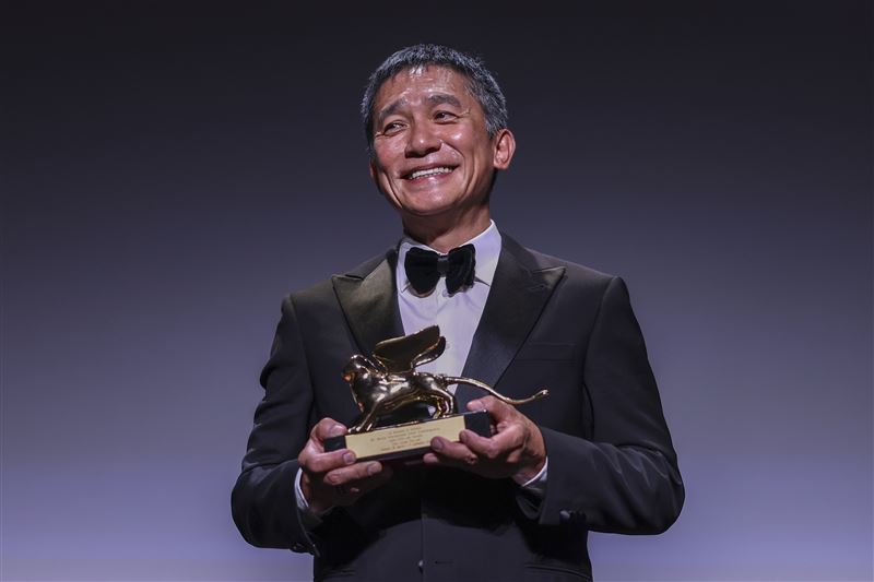 首位終身成就獎華人演員！梁朝偉從影40年「拒演父親」吐實藏童年陰影