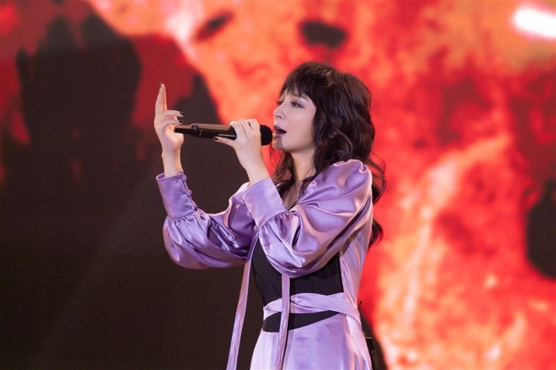 槓上恩師陳建寧！Faye被告首露面回應　被問「官司進度」這樣說