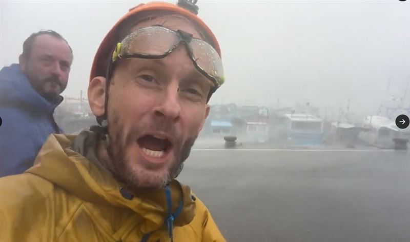 英國網紅追颱風來台東拍風雨　眼前「一片白」險遭吹走站不穩！