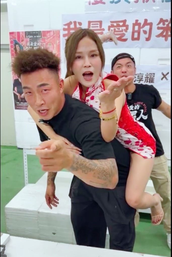 李明珊火辣旗袍迎戰　郭泓志台語叫賣！下秒求饒：我有老婆