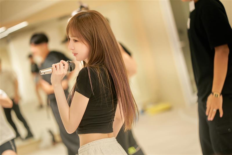 王心凌生日前夕脫了！解放性感上胸炸出　羞喊：你們沒看過的