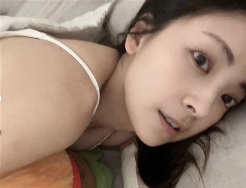 阿喜颱風夜高燒掛急診!親曬性感床照報平安「最新病況」曝光