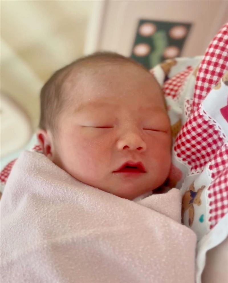 吳宇舒不甩傳統「生女兒照送油飯＋雞腿」　理由曝光網狂讚：已餓