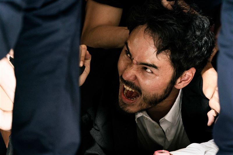 阮經天瘋魔開殺戒！拉李李仁跳樓超驚險　眼睛噴血慘樣曝光