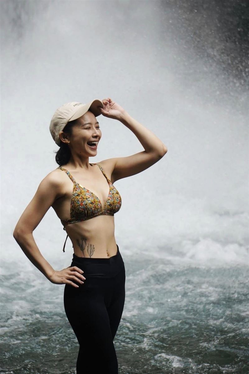 8點檔女神解放了！吳婉君放話祭出壓箱寶「胸前春光」包不住萬人朝聖