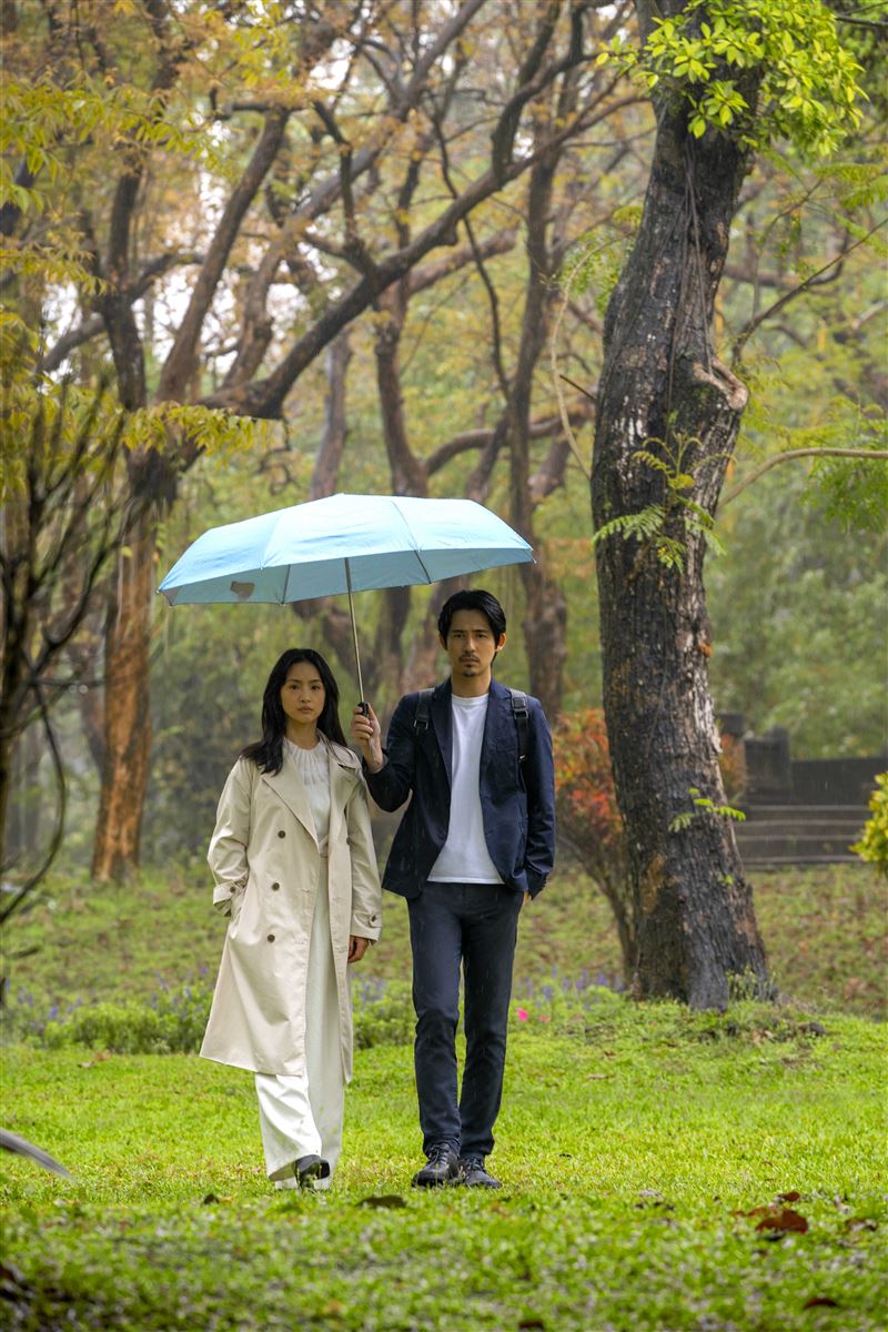 林依晨情纏周渝民!撐傘散步照流出 生命中最重要2個人曝光