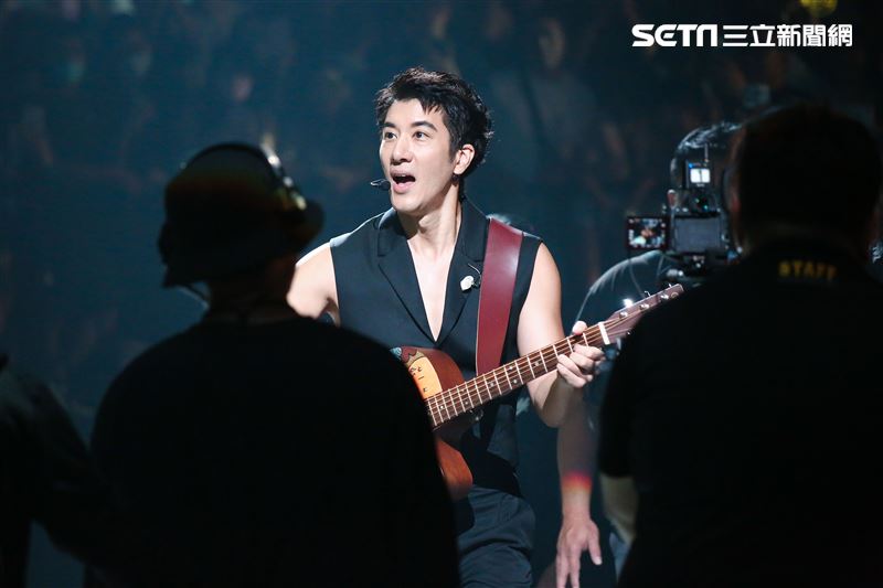 王力宏唱到一半衝下台！公開告白認愛了　點名她大喊我愛你