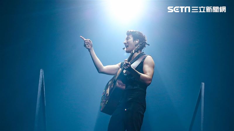 王力宏突然下跪五體投地1分鐘！喊話重新開始吧　為愛的人搏鬥