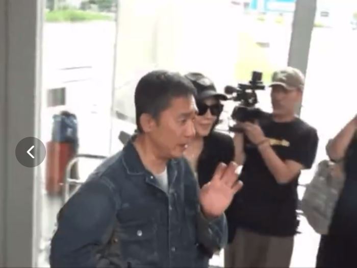 梁朝偉想躲媒體上車！劉嘉玲一秒「捏衣角拉回來」　全場爆笑：像帶小孩