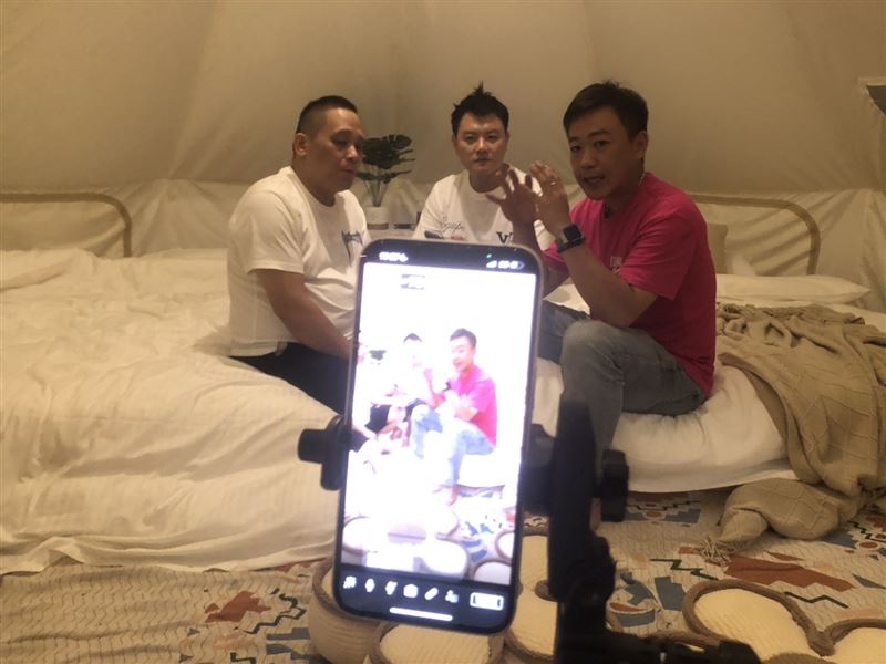 曾拿下《好聲音》第8「和汪峰組隊」！張心傑「跨足直播業」現場畫面曝