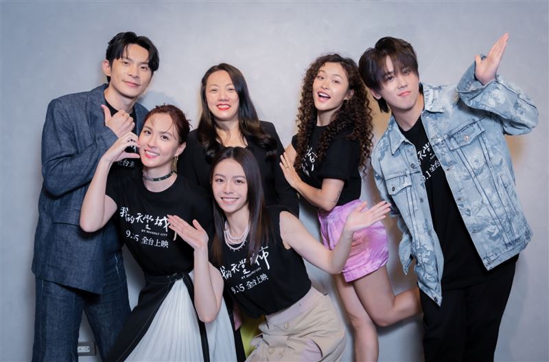 密集恐懼症慎入!姜濤「銀幕初吻一次OK」吸3000粉炸裂西門町