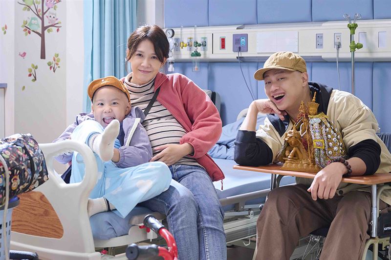 賴銘偉突爆下肢癱瘓！坐輪椅樂觀面對　最心痛是兒子罹癌「陪剃光頭」