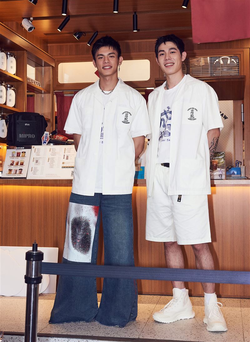 邱以太獻吻詹懷雲！男男吻不怕嚇壞星媽林葉亭　雙帥賣手搖飲電暈粉