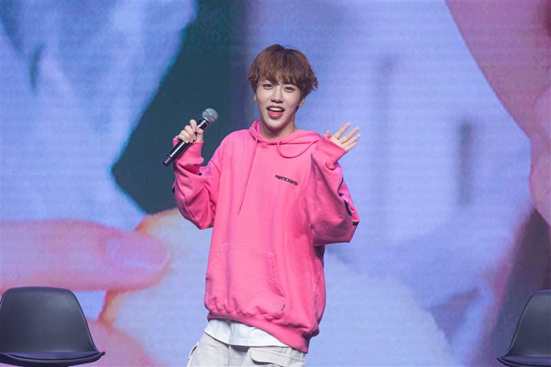 車雄基來台大跳女團舞！臭豆腐「吃一口秒放棄」現身應援咖啡廳超寵粉