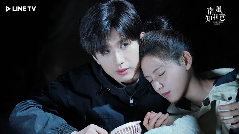 女星喝醉失控扒衣！他香肩全露「大尺度激吻畫面」曝光