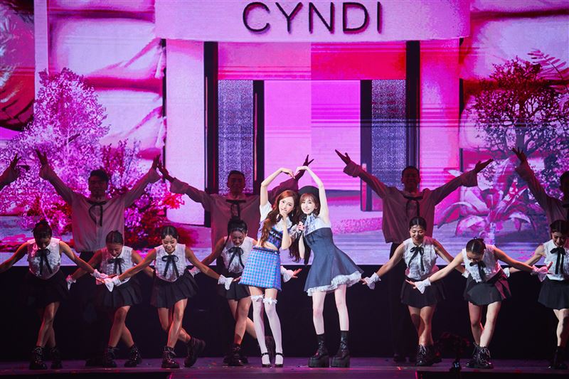 韓國大咖女神來了！合體王心凌甜跳〈愛你〉超夢幻組合掀高潮