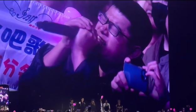 男粉嘶吼告白！周杰倫感動關心1件事　當場綜藝摔