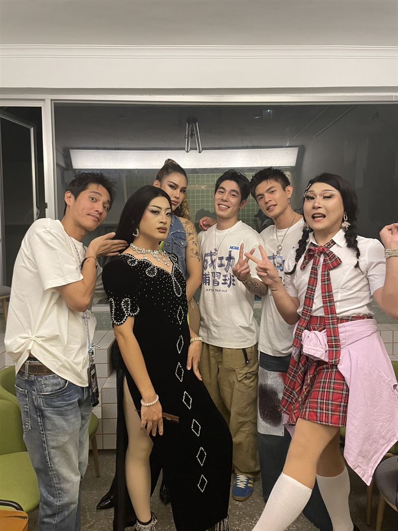 藍正龍現蹤同志夜店!恢單找樂子「全場尖叫玩摸骨」樂喊:沒問題