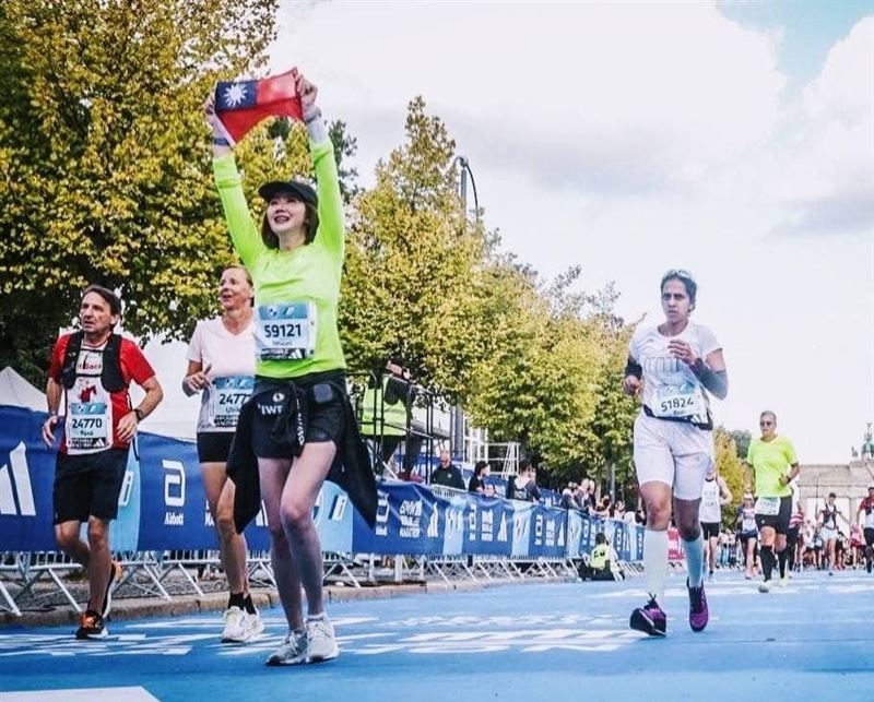 挑戰世界6大馬拉松！謝忻「高舉國旗衝終點」畫面曝光：讓世界看到台灣