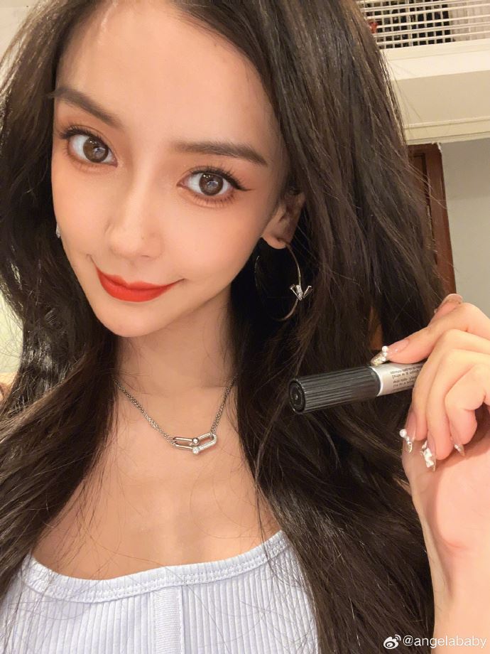 Angelababy趕赴時裝周！IG突曬「與6歲兒合照」祝賀粉絲