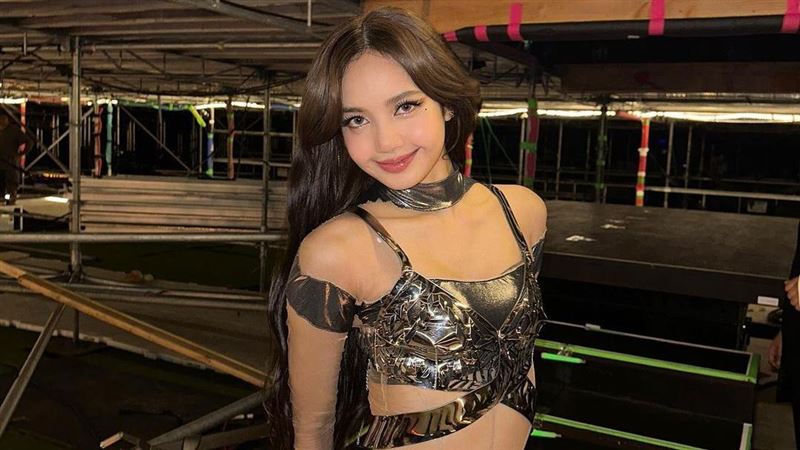 Lisa瘋馬秀脫衣扔台下！緋聞男友反應曝光　遭直擊「全程姨母笑」