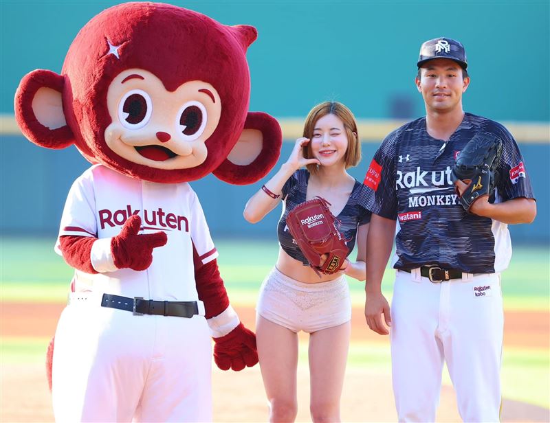 DJ SODA現身開球！辣曬美腿喊話當樂天女孩　認了「與李多慧是朋友」