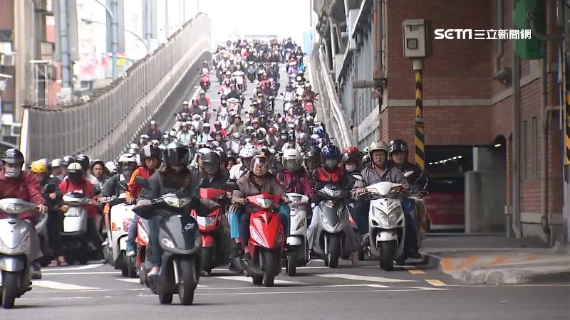 為何台灣人愛騎機車？百萬網紅揭「辛酸原因」　網讚：機車族心聲
