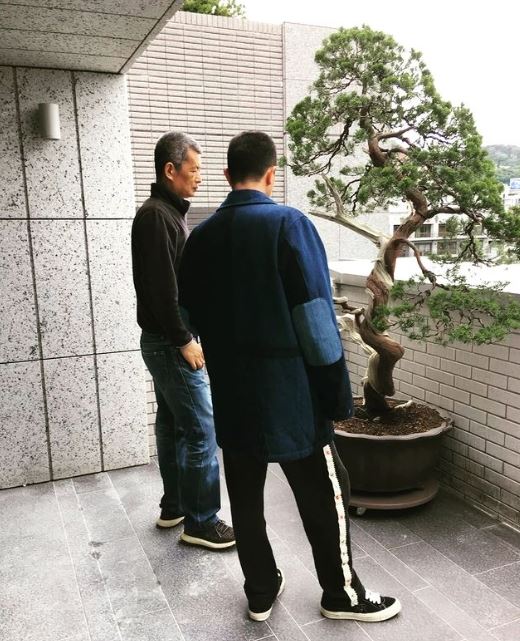 低調露臉KID婚禮！小鬼爸爸「一身黑西裝」現身　最新近況曝光