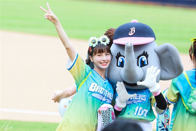 峮峮應援太過激「短裙騰空飛起」美腿解鎖！100%守不住網全電暈