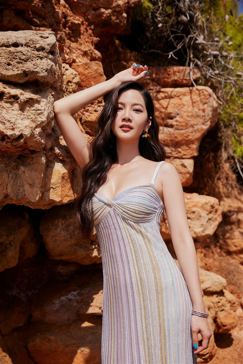 飛到希臘大解放！曾之喬罕見深Ｖ辣到爆炸　轉身側面全被看光了