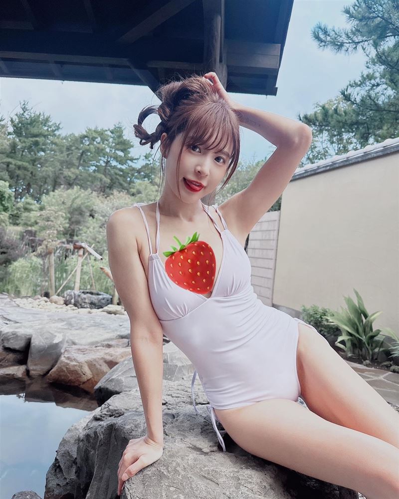 連身泳裝大秀魔鬼身材！啦啦隊女神孟潔「中秋節辣翻2萬人」