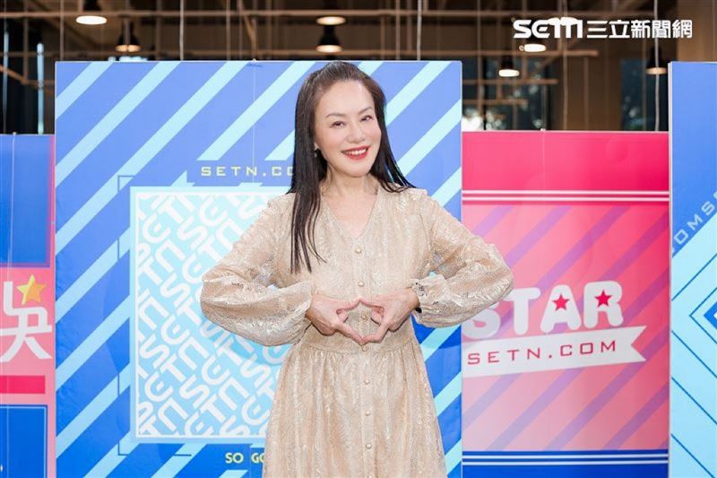 獨家／金佩姍台上唱到一半！遭鹹豬手抓下台　當場跌落2米高舞台驚魂