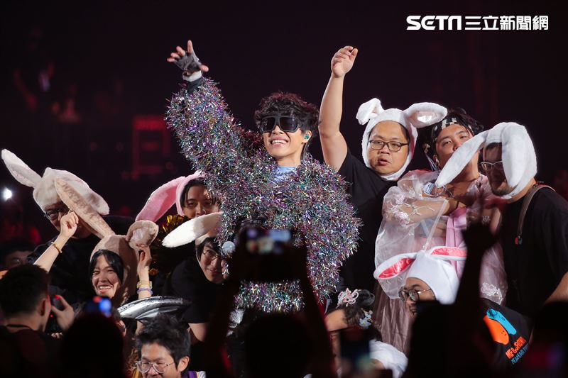 盧廣仲才開唱就倒在地上！驚吐9字全場尖叫　鏡頭特寫全錄下